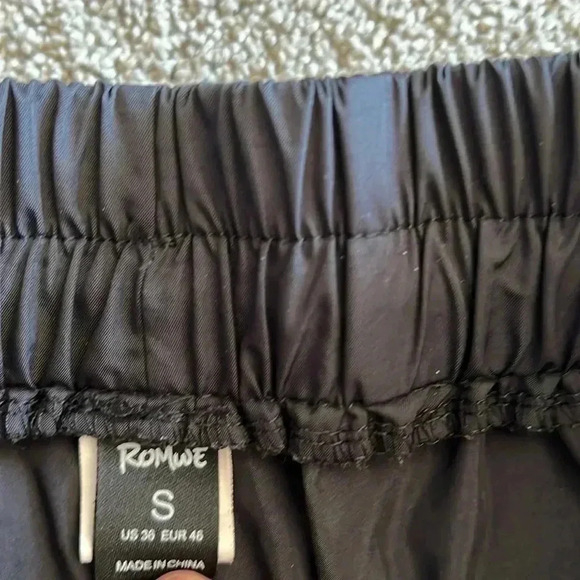 (32)Romwe  shorts - Picture 2 of 3